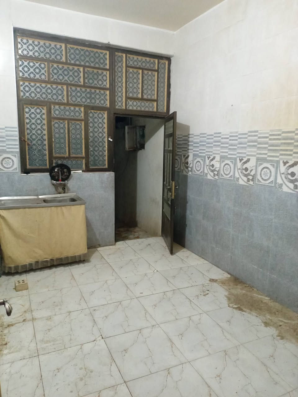 دار للايجار الشهداء خلف جامع المرسلين مساحة ١٢٥ غرفة ديوانية وصالة صحيات داخل وخارج
جاهز ماطور وتانكي وكيزر وخط مولد البيت سيراميك

بدل الإيجار ٣٠٠ قفل الاتصال ***********
