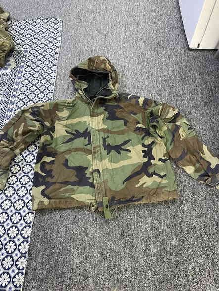 أسلام عليكم بدلات 511 الاصليات وقماصل امريكيات ومشلح امريكي للبيع الي يفيدنه هاذه رقمي ***********
