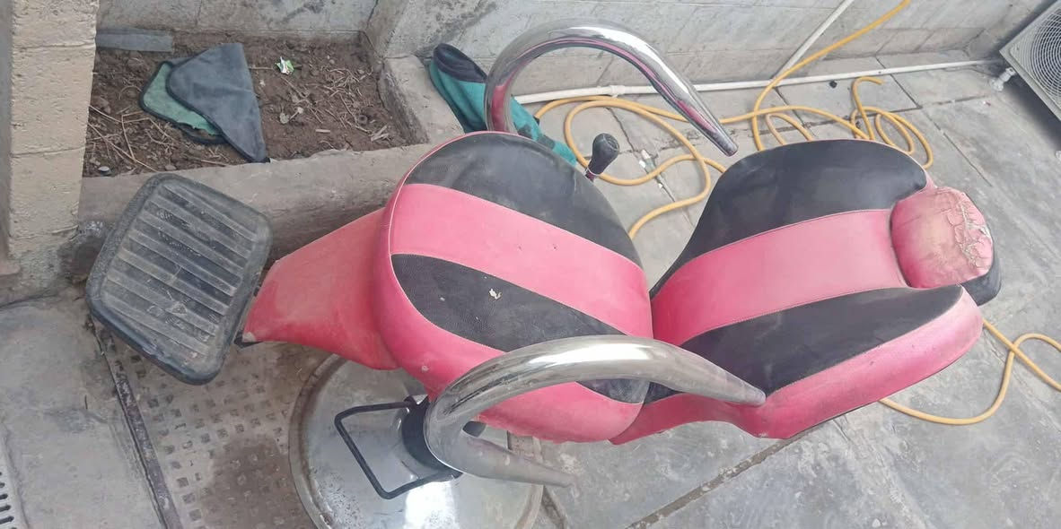 كرسي لبيع ب 60 مكان نجف كرسي نضيف عايزه بس غسل ***********
