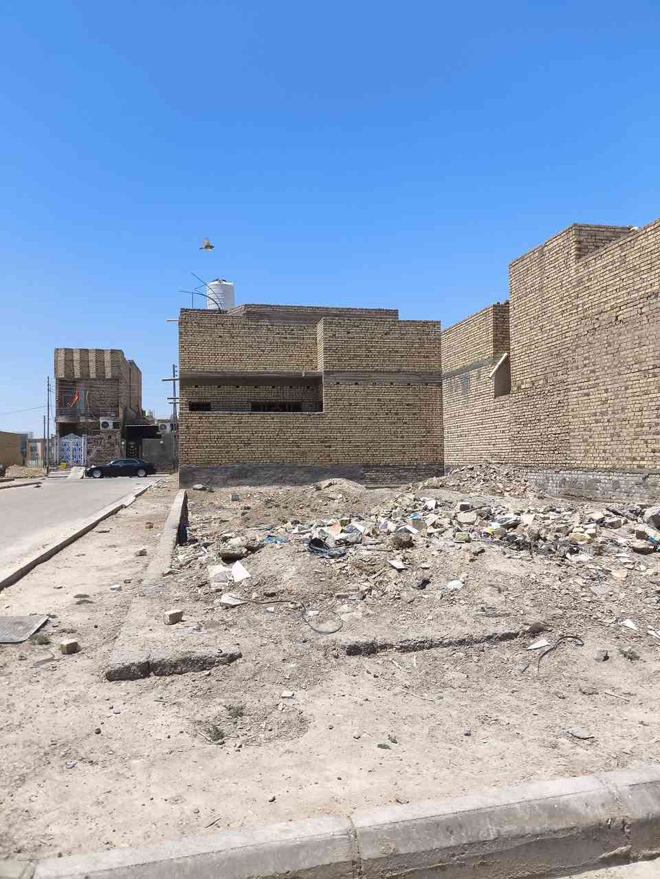 بيت هيكل مساحه 200 م يحتوي ع غرفتين نوم وصاله مفتوحه مع ستقبال مع مطبخ مع حمامات مع صحيات ماسس ماء ومجاري نقص البيت سيراميك ومخمر قرب شارع 20 نهاوند 3 البيت ركن.....***********
