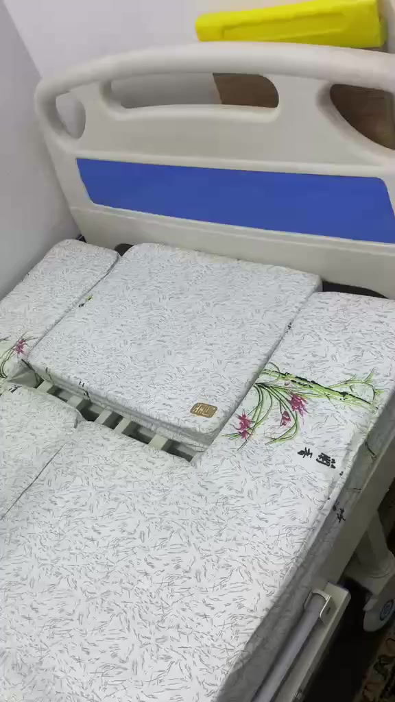 للبيع سريرطبي خمسة حركات بحالة جديده مع الملحقات وفراش طبي نفخ هوائي بسعر ٢٧٥ الف نهائي موجود في بغداد منطقة جميله ٠ ***********
