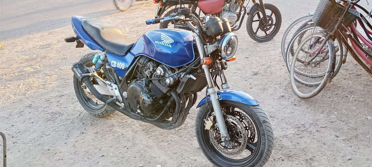 السلام عليكم دراجة سيبي فور cb400 الدراجة نظيفة كلش كدامكم بالصور والدراجة كفالة من كلشي كلشي بيها شغال بس فقط بيها صوت يطغ بالمحرك مايكلف 250 الف تصليحه الدراجة تجي تشوفها بالحقيقة احلا من الصور بعد مكانها الانبار فلوجة قضاء الكرمة الدراجة سعرها مليون و 100 وبيها مجال للشراي بس التواصل واتساب *********** واتساب فقط والشراي يجي
