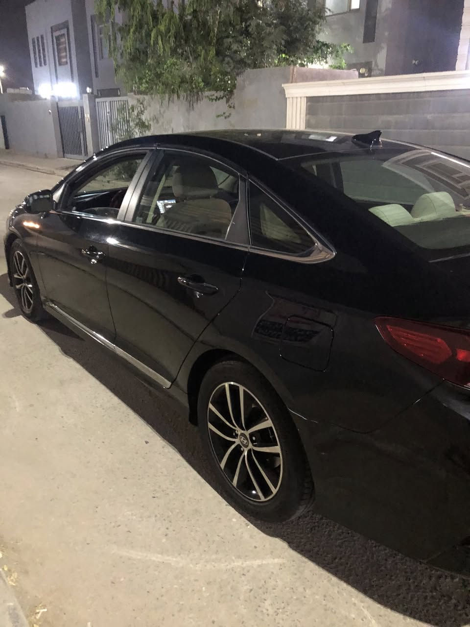 سوناتا وارد امريكي موديل 2018 مكفولة من الصبغ والفتح بيهه بقبق الصندوق اسفل الرقم بارد فقط  محرك غير مفتوح رقم بابل انكليزي داخل بيجي ماشية 129ميل السيارة جاهزة وبحالة جيدة السعر 134$ للاتصال *********** مكان السيارة النجف
