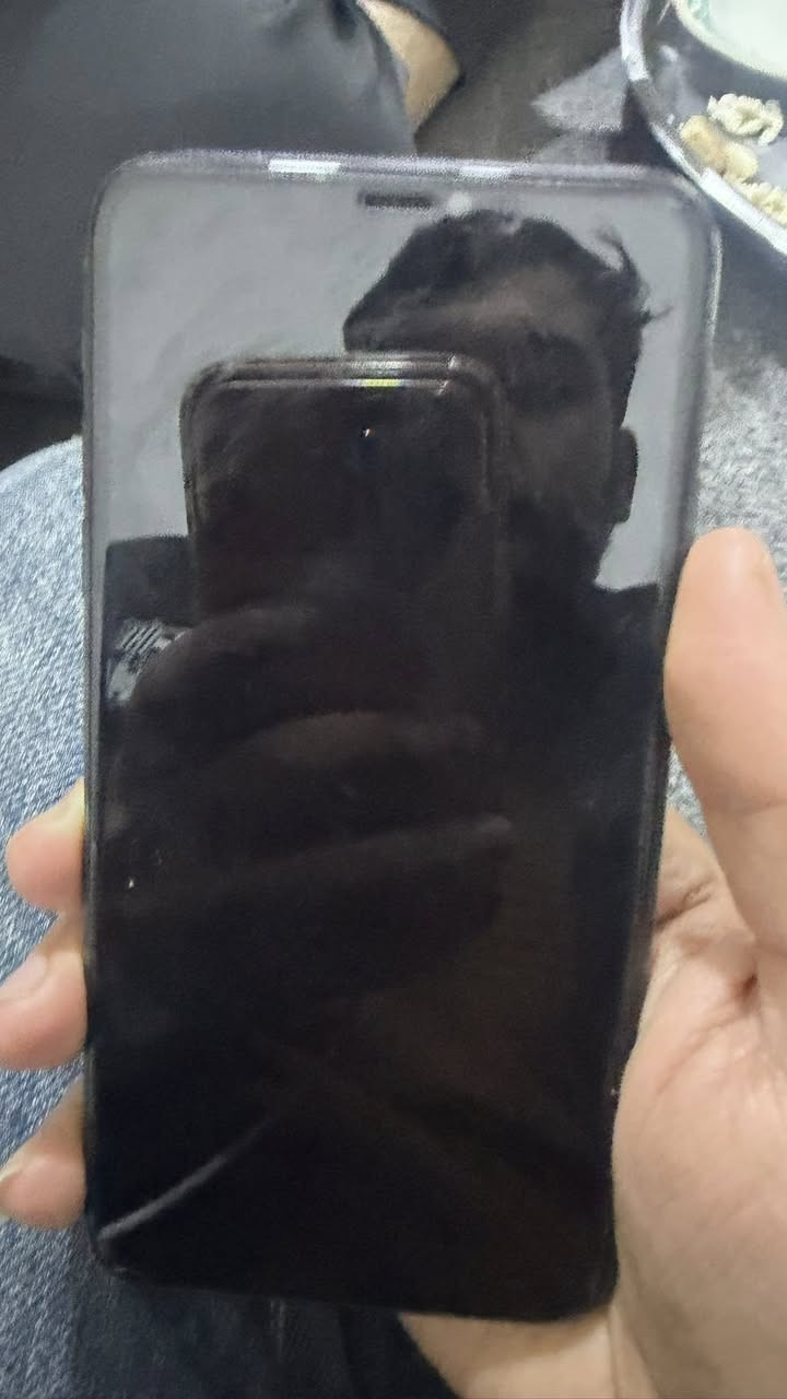 سلام عليكم ايفون ١١ برو ماكس لون زيتوني
بطارية ٧١  مبدل شاشه اصلية 
سعر ٢٠٠وبي مجال 
***********
