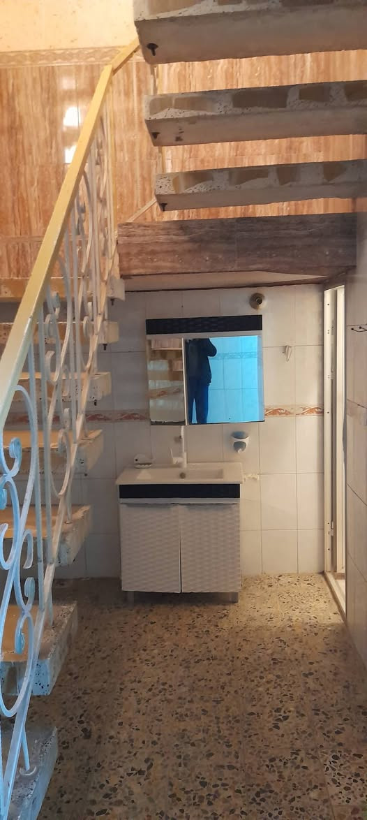 بيت ١٠٠م حي التعاون بناء ٢٠٠٩ لبيع ٢نوم ٢حمامات
مع مطبخ استقبال قرب مرطبات ١٥ شعبان سعر
٢٣٠ قابل للتفاوض مكتب العقاريون ***********
