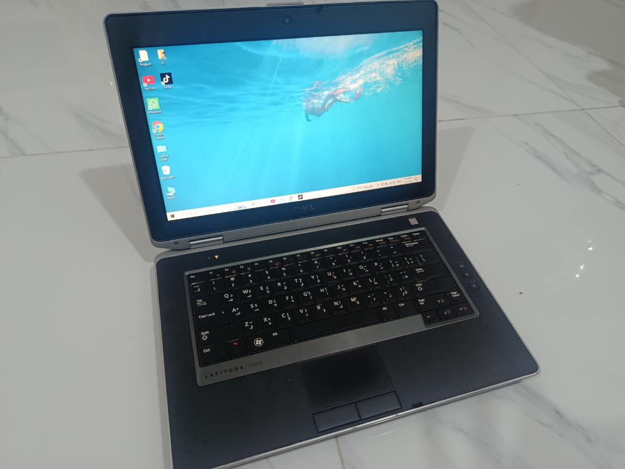 💻 للبيع أو للمراوس: حاسبة ديل Dell Latitude E6430 (فئة عملية ضد الصدمات)
حاسبة من الفئة العمليّة الثقيلة (Business Class)، معروفة بهيكلها المتين المصنوع من الألمنيوم والمغنيسيوم وقوة تحملها للشغل المتواصل. ممتازة جداً للدراسة، التصفح، البحوث، المبيعات، وإدارة الحسابات والمحلات.
🔍 المواصفات الفنية الكاملة:
الماركة والموديل: Dell Latitude E6430
المعالج (Processor): Intel® Core™ i5-2450M (سرعة وثبات بالأداء)
الذاكرة العشوائية (RAM): 4 جيجا
الهارد (Storage): HDD بسعة خزن زينة وممتازة للملفات والصور
الشاشة: قياس 14 بوصة مريحة للعين، مضادة للانعكاس (Anti-Glare) وخالية من العيوب
النظام: مثبت عليها ويندوز 10 برو (Windows 10 Pro) مفعل وجاهز للاستخدام
🔌 المنافذ والمميزات الإضافية (Full Ports):
منفذ HDMI: تحتوي على منفذ واير HD لربط الحاسبة على شاشة التلفزيون أو السمتلايت أو العارض (Projector).
منافذ USB: تحتوي على منافذ USB متعددة وسريعة لنقل البيانات.
منفذ VGA: لربط الشاشات القديمة.
منفذ LAN: لربط كابل شبكة الإنترنت المباشر.
القرص المرن: تحتوي على قارئ أقراص DVD/CD شغال طبيعي.
الواي فاي وبلوتوث: مجهزة بـ WiFi قوي لقط الرواتر وبلوتوث داخلي.
كاميرا ومايك: تحتوي على كاميرا أمامية بلادية ومايكروفون مدمج للمحاضرات والاتصال.
✨ حالة الجهاز:
نظافة ممتازة وشاشة صافية (مثل ما موضح بالصور).
كيبورد عربي/إنجليزي بلادي ومريح بالكتابة.
الحاسبة عملية جداً ومستقرة، وشغالة بشكل طبيعي وبدون أي مشاكل أو حرارة.
تجي وية الشاحن الخاص بيها.
💰 السعر، المراوس، والتفاصيل:
السعر: 130 ألف دينار (وبيه مجال بسيط للشراي الطيب).
المراوس: بيه مجال مراوس بموبايل أو حاسبة (حسب العرض والنظافة).
المكان: ديالى - بعقوبة (المفرق).
للتواصل: مراسلة الخاص.


**إذا كنت صاحب هذا الإعلان وتريد حذفه لأي سبب، رجاءا أرسل رسالة إلى الدعم الفني**