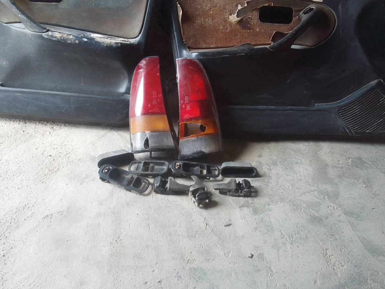 غراض سيارة للبيع بطانة وبج لايت ورا
السيارة نيسان بريميرا، 
رقم الهاتف ***********
***********
