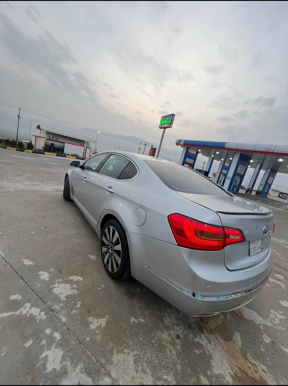 ماشاءالله له مالي هه موولايه ك
بؤ فرؤشتن يان گؤرينه وه
kia cadenza براوه ي دوبه ي
2013لؤك لؤك 
فول فول به س پانؤراما نيه
ته بريد سارد و گه رم
٦سيدي
ده بل گئر 
سه قف رؤزرايز ليد 
حاسه
كوشن كاره با
هه رچوار جام ئؤتؤ
تعديد سورعه
نه شوخت نه چال قنجئكيشي نيه
چرگه ي تيا نيه 
به ردي گزؤزي بيلاديشي تياماوه ده سكاري هيچي نه كراوه  تايه و ويل نوئ
 رؤن و بانس و هه مووشتئكي نوئيه
له ره سمه كه جوانتره ته نانه ت شوختئكي بچوكيشي نيه
بؤ فرؤشتن يان گؤرينه وه به شتئك به دلم بئ

***********وه تس ئاپ و ڤايبريشي له سه ره Singapore
