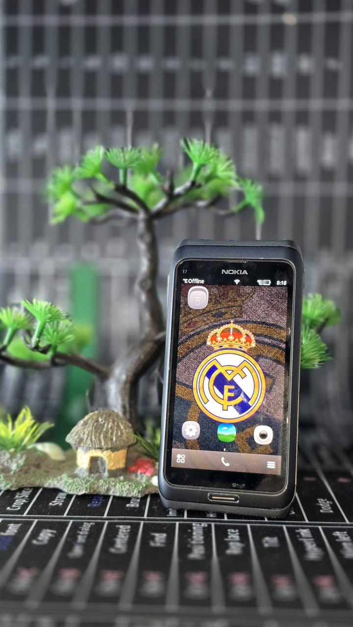 🔥 #للبيع
: تحفة #نوكيا الكلاسيكية 
Nokia E7-00 (Original) بحالة ممتازة جداً! 🔥
​لعشاق الفخامة وأجهزة نوكيا النادرة، #هاتف Nokia E7 الغني عن التعريف بتصميمه السحاب الفاخر.
​📱بعض من المواصفات والمميزات:
​⌨️ كيبورد سحاب كامل (Full QWERTY Keyboard): يعمل بسلاسة وبحالة ممتازة.
​📺 شاشة AMOLED ClearBlack: #ألوان رائعة مع ميزة الإمالة الهيدروليكية الشهيرة.
​📸 كاميرا 8 ميجابكسل: #تصوير ممتاز مع فلاش LED مزدوج.
​📷 كاميرا وشاشة شغالين 100%: #الجهاز شغال بالكامل بدون أي مشاكل في اللمس .
​💎 جسم ألمنيوم فخم: هيكل متين #ونظيف جداً كما موضح بالصور.
​💾 ذاكرة داخلية 16 جيجابايت.
​✨ قطعة ممتازة جداً للاقتناء الشخصي أو للاستخدام الكلاسيكي!
📞 #للتواصل #والطلب: [تواصل عبر الخاص] 
او على رقم #الهاتف ***********
