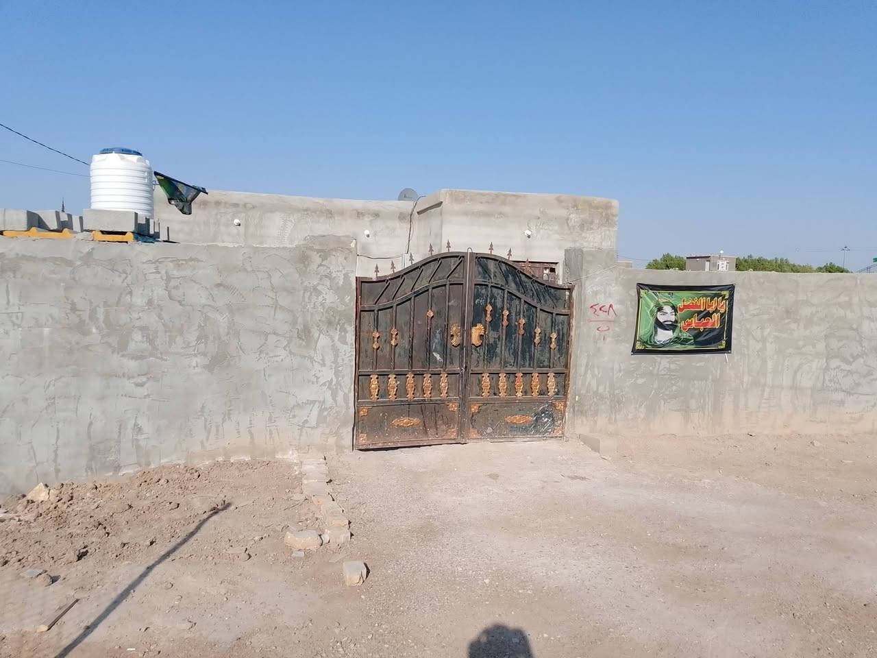 السلام عليكم دار سكن للبيع في اليوسفيه قرب التارتان مع كافة الخدمات ماء تبليط مدرسه مستوصف صحي يتكون من غرفتين وصاله واستقبال وحوش كبير وحديقه للاستفسار اكثر ***********
