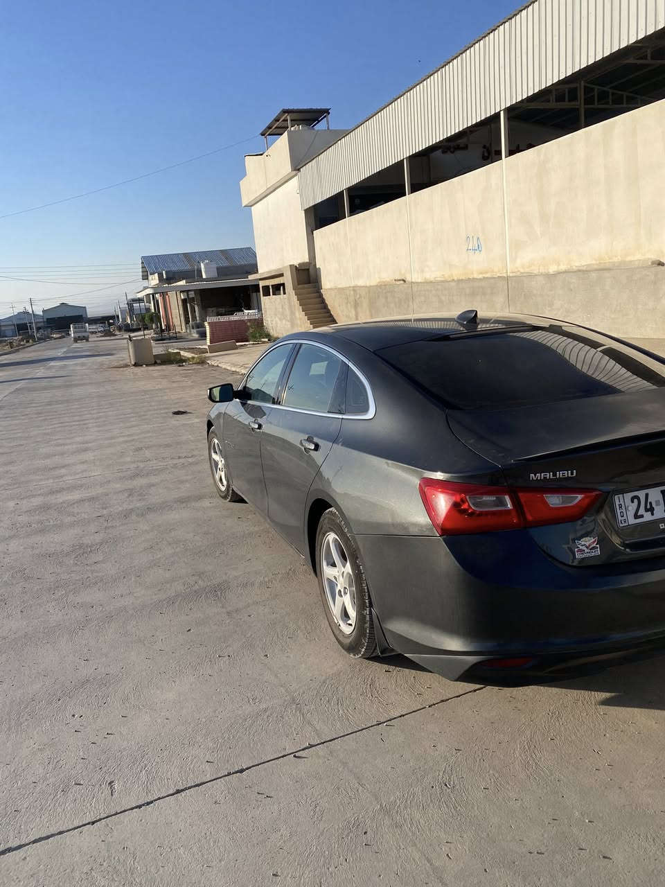 السلام عليكم للبيع ماليبو موديل 2017فول موصفات رقم دهوك سنويه رقم جديد طخم تاير جديد السياره جاهزه بسمي شرط التحويل بيه قطعتين صبغ بدون داخل سعر 100 وبي مجال رقم موبايل ***********موجود وتساب
