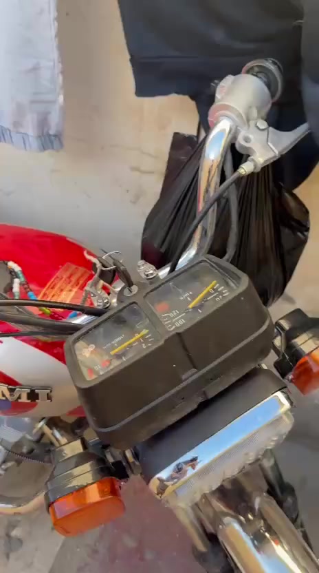 دراجه للبيع 2018 شاصيها  اصولي مداور نفس اليوم وتعميرتها 25 مكينه جديده انتنس والدراجه انضف من الصور عوزها بس كعكه ماطور جديد وخير من الله  سعر 750 وبيها مجال حك الجيه مكان نجف حي الوفاة رقم ***********
