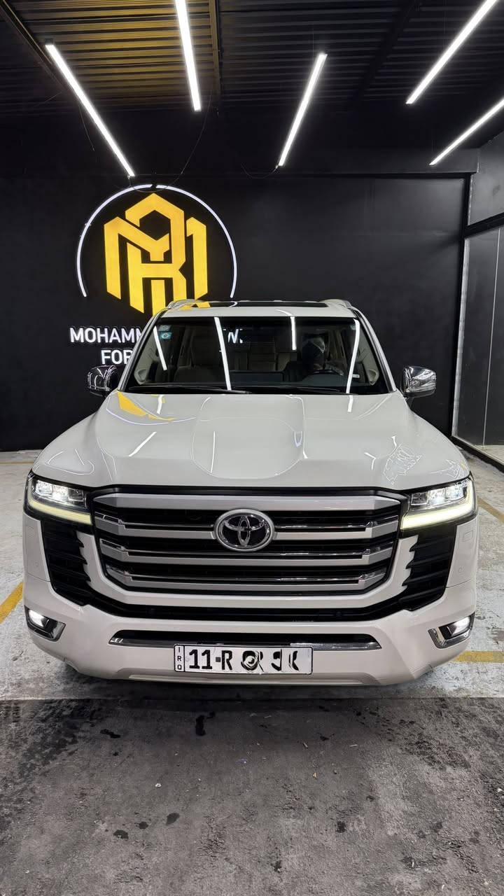 السلام عليكم 🌟  

للبيع Toyota Land Cruiser موديل 2023  
فئة VX — محرك توين تيربو  

📌 الممشى: 58 ألف كم  
📌 ضمان شركة SAS  

✨ المواصفات:  
✔️ حساسات أمامية وخلفية  
✔️ رادار + مانع تصادم  
✔️ تدفئة وتبريد للمقاعد الأمامية والخلفية  
✔️ شاشات أمامية وخلفية  
✔️ نظام تعتيم للمرايا  
✔️ تحديد سرعة + تنبيه خروج عن المسار  
✔️ مقاعد كهرباء مع حفظ وضعيات  
✔️ ستيرن كهربائي مع حفظ  
✔️ مرايا قلاب عند الرجوع  
✔️ وضعيات قيادة متعددة  
✔️ نظام نزول وصعود المنحدرات  

🔹 السيارة مكفولة كفالة عامة  
🔹 ملاحظة: بارد خفيف بباب السكن  
🔹 السيارة باسمي والتحويل ثاني يوم  

📍 بغداد / الدورة  
📞 ***********  
اتصال أو واتساب  
السعر خاص او الاتصال على الرقم +واتساب
