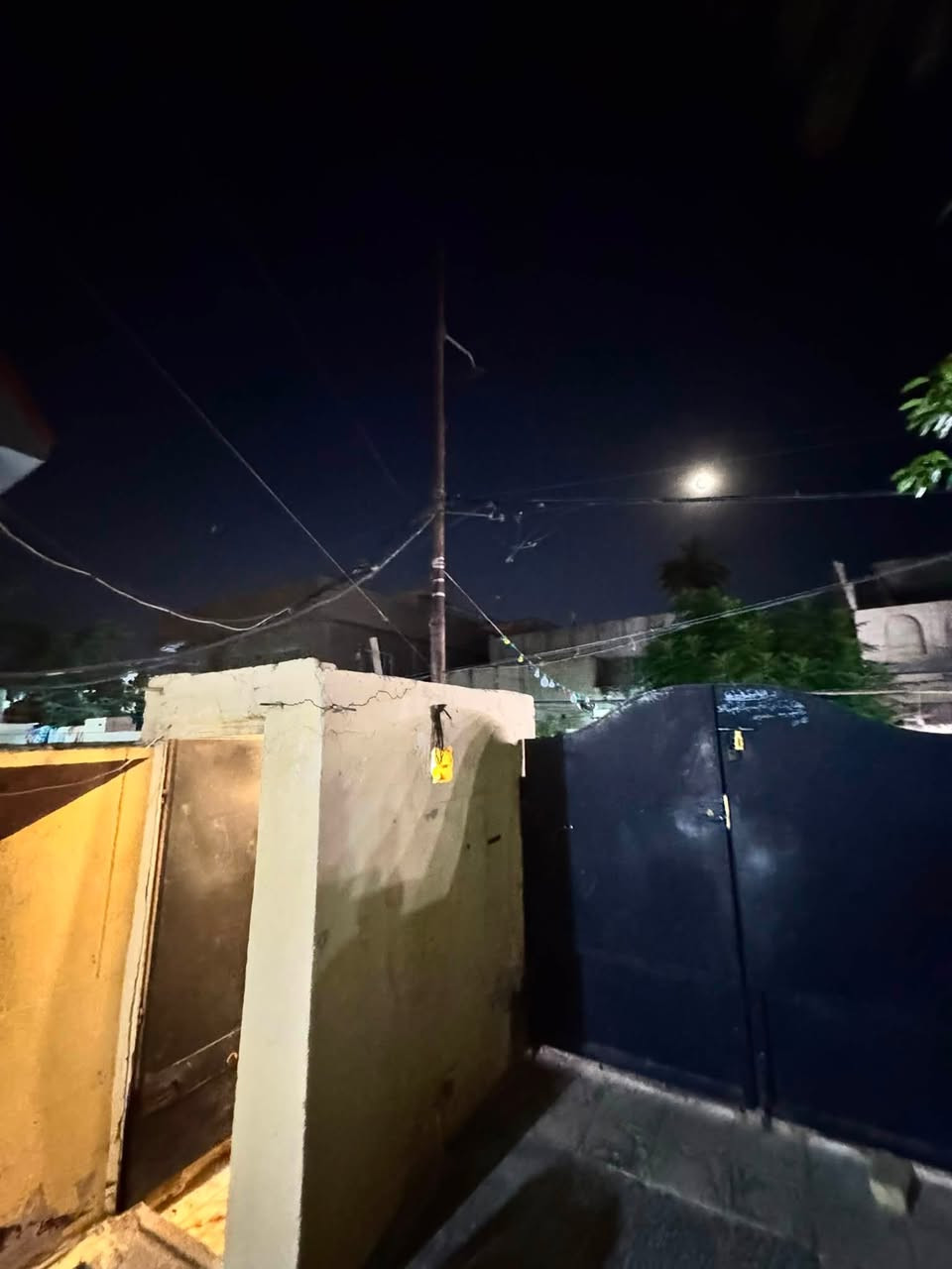 دار للبيع في منطقة المشروع مقابل المدينة الطبية شارع صيدليه المحافظه  مساحة الدار ١٧٠م بناء قديم نضيف جداً قابل للسكن متكون من غرفه وهول واستقبال وصحيات داخليه وخارجيه وحمام ومطبخ 
#للاستفسار خاص او الاتصال ***********
