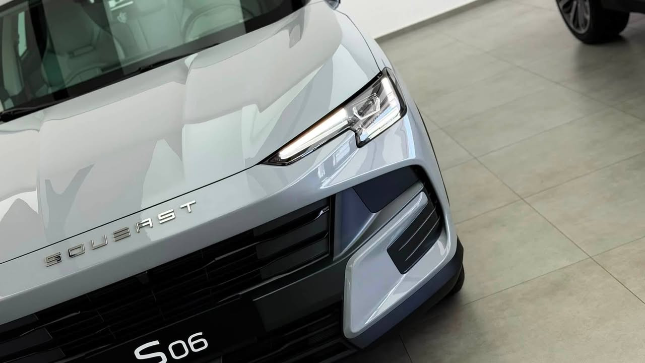 ب 25,700,000 مليون دينار عراقي 
مع للوحات المرورية 💥
SOUEAST S06 COMFORT 2026 
العداد: صفر كيلو متر
المحرك: 4 أسطوانات 1.5L تيربو 156 حصان
العزم (نيوتن-م.): 230
ناقل الحركة: اوتوماتيكي دبل كلاتش من 6 سرعات
استهلاك الوقود: 7.8 لتر لكل 100 كم
الضمان الأساسي: 6 سنوات أو 200,000 كم (أيهما أولا)
ضمان المحرك: 10 سنوات أو 1،000،000 كم (أيهما أولا / للمالك الأول)
المواصفات:💯
﻿إطارات قياس 18 إنج
﻿شاشة عرض ترفيهية قياس 12.85 إنج
﻿شاشة عدادات رقمية قياس 8 إنج
﻿مقصورة الركاب من الجلد الفاخر
﻿﻿مراية الوسطية مع خاصية التعتيمي (يدوي)
*كاميرا خلفية
*نظام الفرامل اليدوية الاوتوماتيكى Auto hold 
﻿نظام التحكم بنزول المنحدرات
﻿حساسات خلفية
﻿نظام التحذير من التصادم الخلفي
﻿نظام ابل كار بلاي واندرويد أوتو لاسلكي
﻿نظام صوتي متطور 4 سماعات
﻿بلوتوث / هاتف السيارة
﻿مصابيح أمامية أوتوماتيكية LED مع مصابيح نهارية LED
﻿فلتر تنقية الهواء (N95)
﻿دخول ذكي (بصمة)
﻿تشغيل عن بعد
﻿خاصية إغلاق الشبابيك عن بعد
﻿ماسحات الزجاج الامامي مع حساس للمطر
﻿مسند الذراع الوسطي مع ثلاجة
﻿وضعيات قيادة متعددة
﻿نظام مراقبة ضغط الإطارات
﻿وسائد هوائية امامية وجانبية عدد 2
السيارة تابعة لضمان الوكالة الرسمية
شركة آفاق الخليج للوكالات التجارية (احدى شركات مجموعة هارلم) 

للإستفسار : ***********☎️
