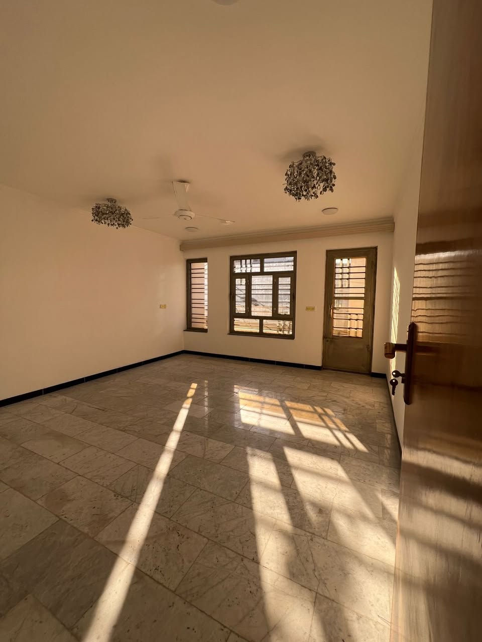 للـبـيـع في الـسـيـديـة

دار سكني بناء درجة اولى 
المساحة 100 مـتـر واجهة (5م) السعر مناسب جدا

الموقع مربع كامل ساجد الضباط

متكون من مدخلين 3 طوابق 4غرف نوم وصالة ومطبخ وخدمات عدد2

عندك بيت 🏠 وحاير شلون تبيعه احنة نجيبلك المشتري وبسعر الذي يناسبك

عندك بناء 🏗️ وما عندك وقت تبني احنة نبني لك بأسعار تنافسيه وبكوادر هندسيه مع توثيق مراحل العمل بالتصوير حتى تكون مطمئن

(التعامل والتفاوض مع صاحب العقار مباشر)

أهم انواع الاستثمار المالي هو الأستثمار العقاري .... مع الكوخ للتطوير العقاري . تستطيع استثمار اموالك بطريقة أمنة بشراء عقار في منطقة السيدية .
________________________________
للاستفسار الاتصال او المراسلة على :-

***********📞

 او زيارة موقع الشركة 📍
السيدية الضباط شارع المركز
الكوخ للتطوير العقاري
