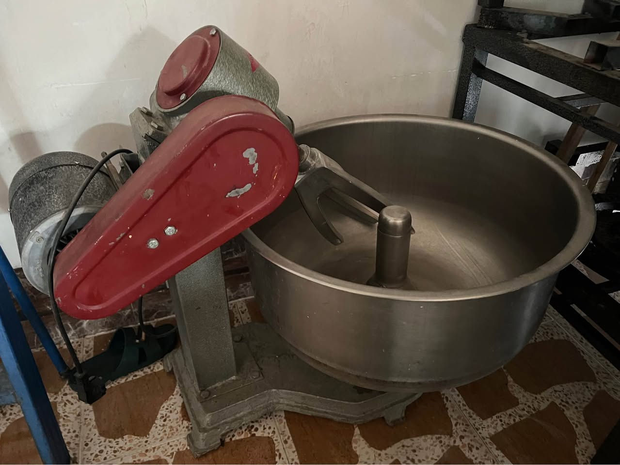 میکسەر زور پاکە زووور زووور کەم ئێشی کردوە ماوەی مانگێک 
فرنێکی ٢٤ سینی بێ عەیب هەمو شتێکی  ئیش دەکات بە زەمان
حەجانەی ٣٠ کیلو و ٦٠ کیلو 
جیازی برمەی ئێرانی 
جیازی کەپسی پەرداخ 
سینی تایبەت بە کێک شیرازی و کێک یزدی 

شوێن رانیە 
ژمارە موبایل 
***********
واتساپ👇🏻
*********** رانية, السليمانية
