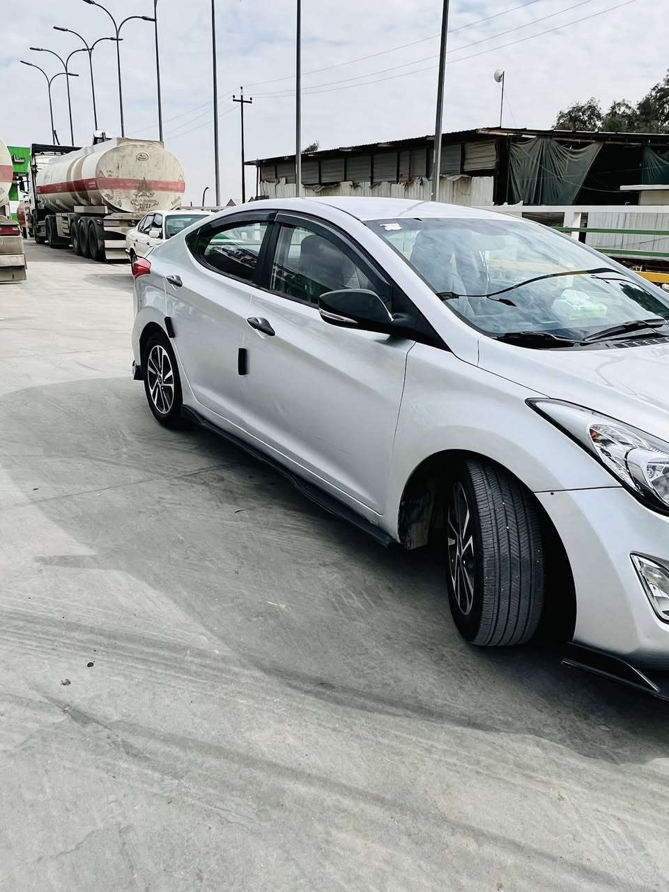 سيارة الانترة مضلع 2012 خليجي محرك 1600
مصبوغ عام سلفر سيارة خير من الله وجاهزة وترايك وين متريد تخم تايرات جديد  وياله جديد

صدر امامي خلفي جديد بوليش درجة اولى دوشمه جديدة محرك خير من الله جاهزة على حسب الاصول السعر 90 وبي مجال قليل ***********
