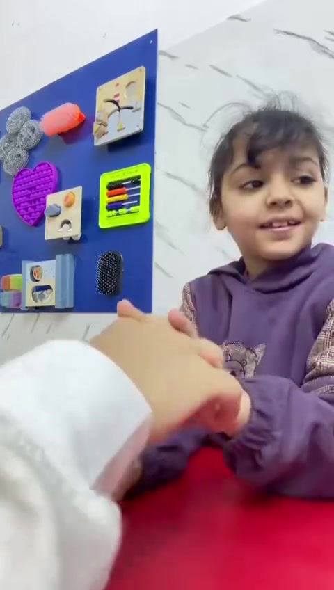 هذا الوقت يُعد جزءًا من تدريبات أطفال التوحد، ويُستخدم لتنمية التركيز وتنظيم الانتباه بأسلوب تدريبي هادف

للاستفسار خاص او على الأرقام التاليه
***********
