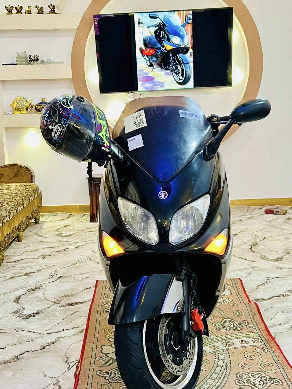 سلام عليكم
شباب دراجه تي ماكس 
2008.    
كفاله عامه من جكت لبره 
طالعه من وكاله ماهر لكناني 
سكان رياضي  
سكيورتي 
زوج تايرات جدد اصليات 
منضومه زنون عالي ناصي 
فجوج حمر 
علايم حمر 
دشبول احمر 
مكان لدراجه محموديه 
استفسار ***********
