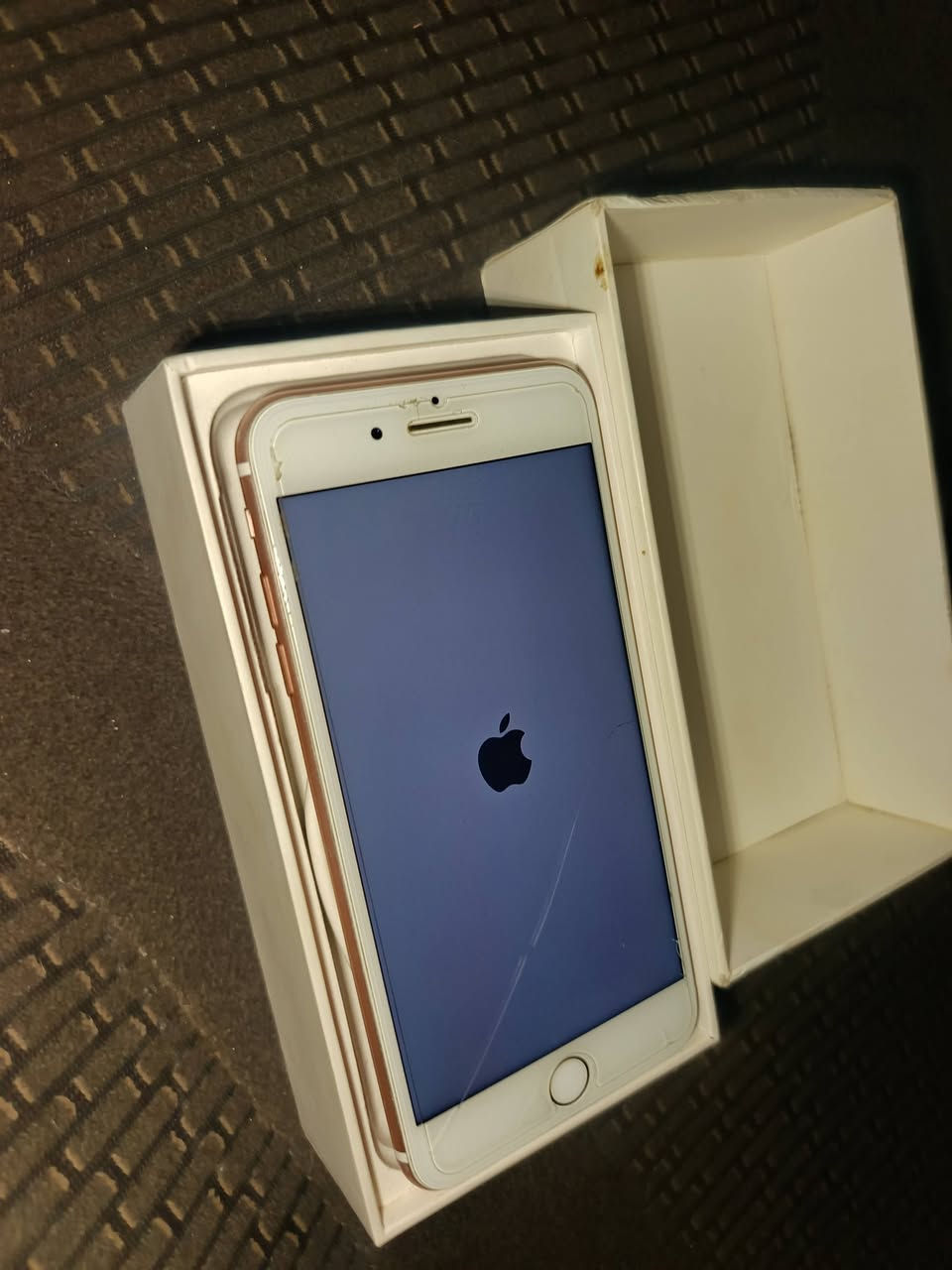 ايفون ٧ بلس 
جهاز نضيف كلشي شغال  لشرق اوسط قديم لكارتون لبلاد ويا 
مبدل شاشه اصلية 
وبطارية جديده 
ب١٠٠ الف قفله مكاني معقل 
*********** واتساب فقط
