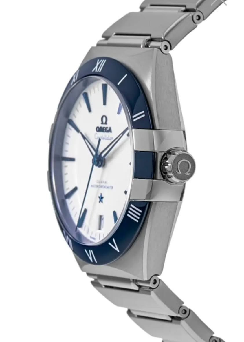 ساعة من ماركة اومكا Omega x Swatch MoonSwatch 
الهيكل والإطار (Exterior)
المادة: مصنوعة بالكامل من الفولاذ المقاوم للصدأ (Stainless Steel) عالي الجودة.
الإطار (Bezel): يتميز بإطار من السيراميك الأزرق المصقول، مع أرقام رومانية مصنوعة من "الجراند فو" (Grand Feu) الأبيض، مما يضمن ثبات اللون ومقاومة الخدش.
المينا والعقارب (Dial & Hands)
المينا: مصنوع من السيراميك الأبيض اللامع، مما يعطي تبايناً حاداً وجميلاً مع العناصر الزرقاء.
العقارب والمؤشرات: العقارب وشعار أوميغا والمؤشرات كلها مطلية باللون الأزرق المتناسق، ومصممة بأسلوب "الفاسيت" (المضلع) لتعكس الضوء ببراعة.
التاريخ: نافذة التاريخ موجودة عند موضع الساعة 6، مما يحافظ على تناظر وتوازن شكل المينا.
السوار: سوار معدني متصل بتصميم انسيابي مريح جداً على المعصم.
مقاومة الماء: مقاومة للماء حتى عمق 50 متراً (مناسبة للاستخدام اليومي والسباحة السطحية).
 السعر 85 الف مع توصيل وعلبه


**إذا كنت صاحب هذا الإعلان وتريد حذفه لأي سبب، رجاءا أرسل رسالة إلى الدعم الفني**