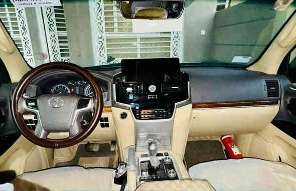 لاندكروز(17)ساز ‎اُصــلي
رقم :-بغداد دولي بسمي 
العداد:152 الف 
سياره جديده كلش    
المواصفات :-
سلايت 
ثلاجه
شاشات 3
مثبت سرعه
تحكم استيرن
8ايرباك
جلد اصلي 3 دكم
دفلوك
4جام اوتو
حساس امامي خلفي 
4 كامرات محيطية 
نضام ترحيب بشعار LAND CRUISER
3كلوبات جوه دوسه  
مرايه شفط
كشنين كهرباء 
فورميكا 
يدات استيل بلادي
تبريد مركزي 
اناره داخلية تحت كشن بلون ازرك  
تخم تايرات دنلوب الياباني ويل 21 جديد
مرايه فوتو
مرايه خارجي قلاب للخلف
زراك لايت
السعر ٤٩٥ $
***********
