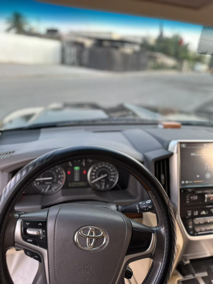 السلام عليكم تيوتا لاندكروزر 2017 انضف من الصور بهواي ماشية 100 سعرها 52وبيها مجال عنوانها بغداد المشتل اي استفسار اتصل وادلل ***********
