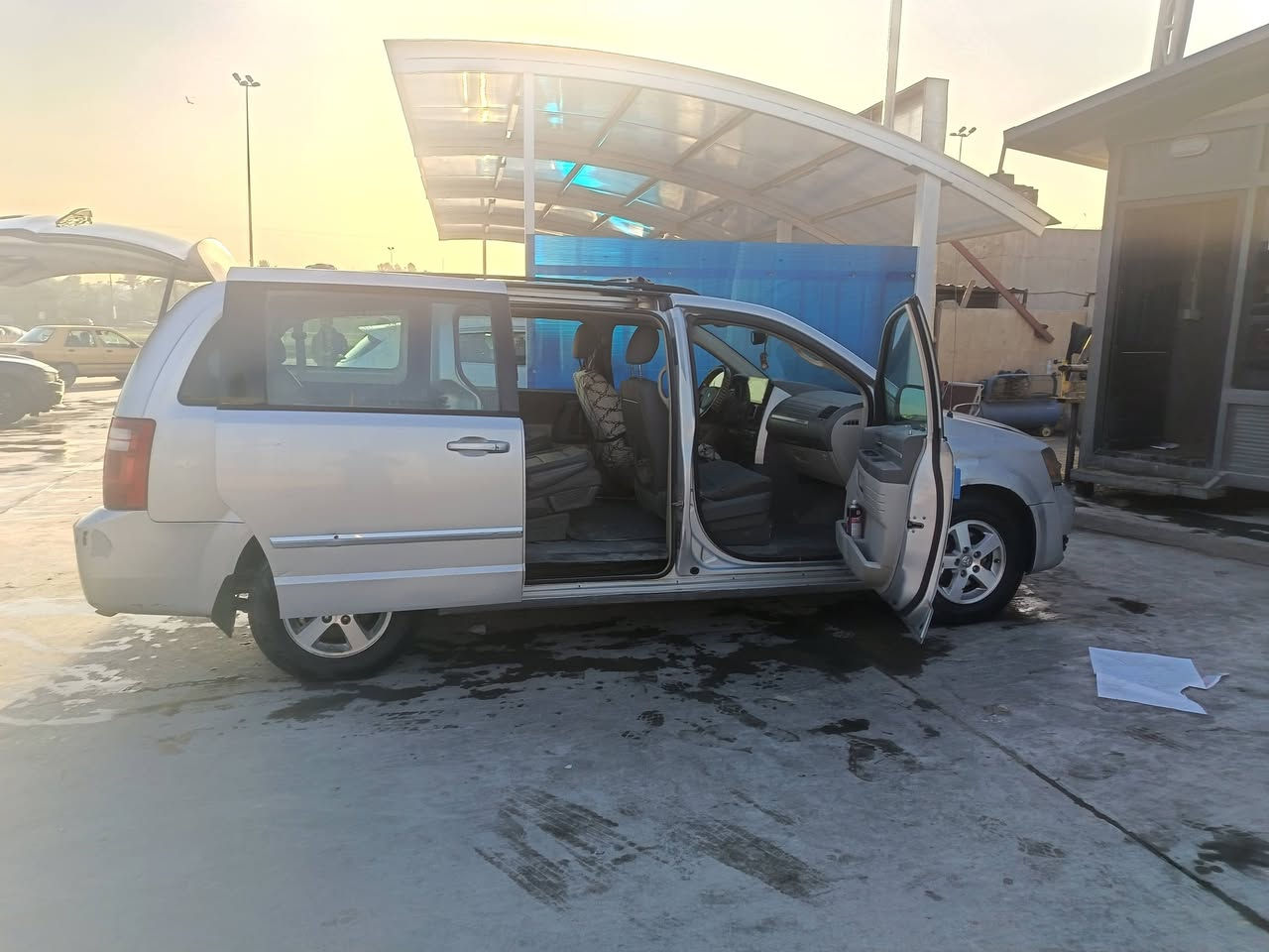 السلام عليكم ورحمة الله
من رخصة الادمن
للبيع
دوج كرفان سبعه راكب مديل 2009 بيبان كهربائي تخم تاير جديد تبريد 3قطع منضومه غازسعة80 شاشه كامره لون سلفر  سعر 115 العنوان بغداد
***********
