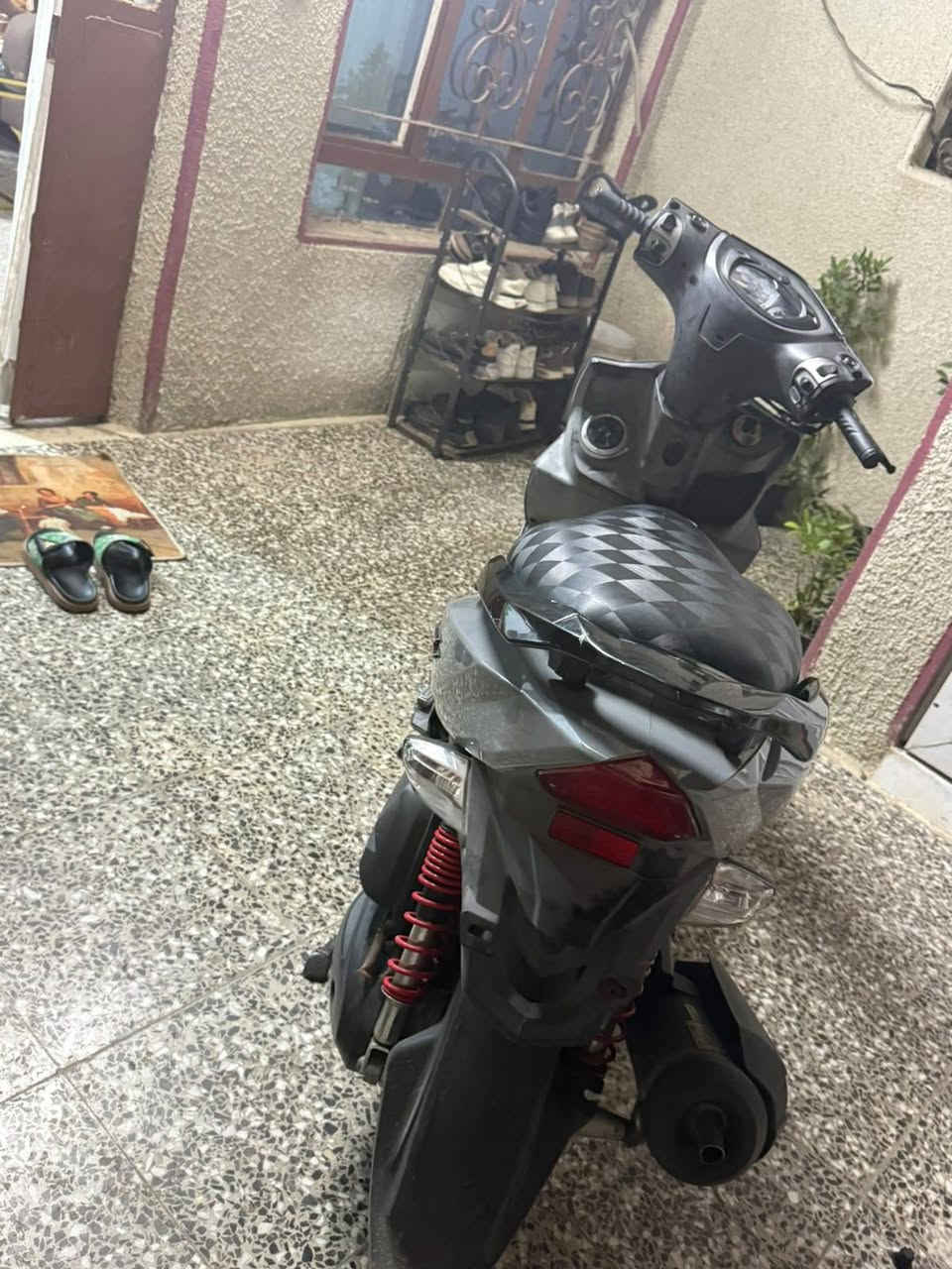 السلام عليكم دراجه البيع جيتي ار صار شهرين و نص من نازله من الرمبه الدراجه مكينه ٥٨ ابلاد و سلف تزوين صالنصه رياضي الدراجه بعدهي جديده اوراق كامله السعر ١١٠٠ و بيه مجال الرقم متواجد واتساب***********

