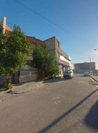 الطابق الاول يحتوي على (استقبال +مطبخ حار+مطبخ بارد  +صالة +غرفةنوم +ص...