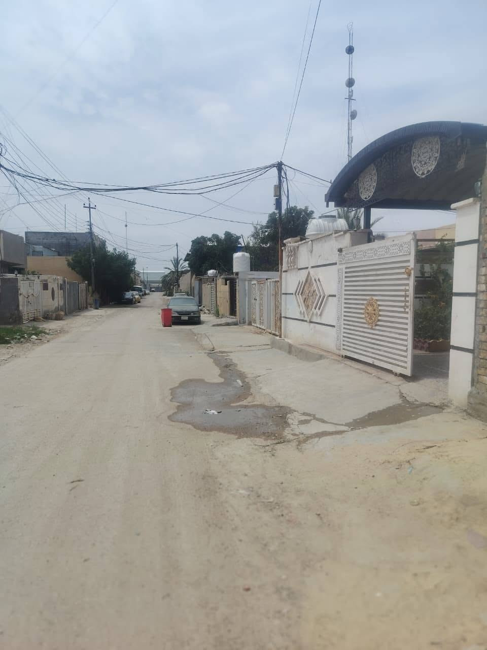 بيت للبيع مساحه 256متر غرفتين نوم +استقبال+مطبخ+صاله كبيره+صحيات2+مناور2بغداد جسر ديالى الجديدة الكرغوليه بداية شارع ملاين السعر 170وبي مجال الاتصال ***********
