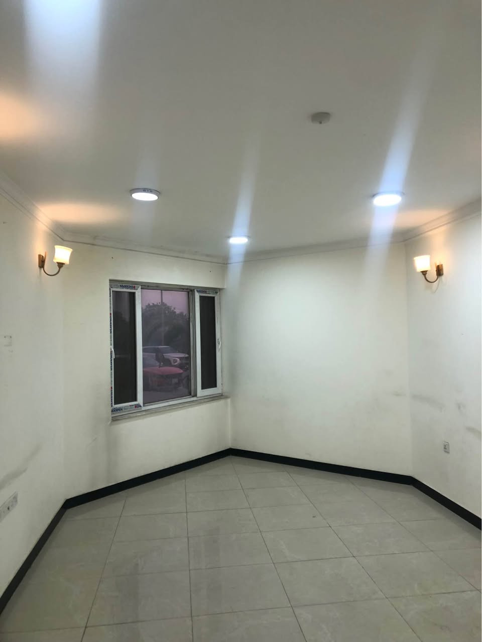 شقة في مجمع ابن فرناس السكني التاجيات قرب المرور
طابق ارضي
مساحة ١٤٢ م
غرفتين نوم كبار، مطبخ،استقبال، غرفة معيشة، حمام عدد ٢، مخزن
مطبخ موثث شركة القند يحتوي طباخ وفرن وغسالة ملابس
سبالت عدد ٢
سعر الايجار قفل ٦٠٠ الف + خدمات ٧٠ الف
للاستفسار *********** الفارس, صلاح الدين
