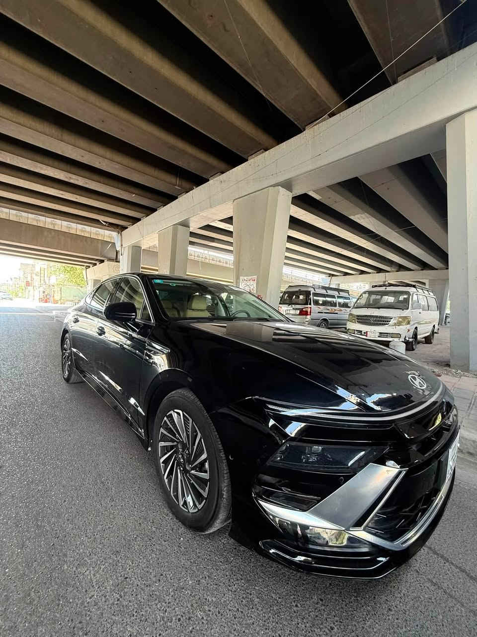للبيع هيونداي سوناتا هايبرد 2025 فل مواصفات (Limited)

* محرك 2.0 لتر هايبرد اقتصادي.
* قوة 192 حصان.
* قير أوتوماتيك 6 سرعات.
* شاشة عدادات رقمية 12.3 إنج.
* شاشة معلومات وترفيه 12.3 إنج.
* Apple CarPlay و Android Auto.
* نظام صوت Bose الأصلي.
* كاميرات 360 درجة.
* حساسات أمامية وخلفية.
* رادار أمامي.
* مثبت سرعة ذكي.
* نظام المحافظة على المسار.
* نظام التحذير من النقطة العمياء مع عرض الكامرة بالعداد.
* مساعد القيادة على الطرق السريعة.
* مساعد الاصطفاف الذاتي والتحكم بالسيارة عن بعد بالريموت.
* تشغيل عن بعد.
* دخول وتشغيل بدون مفتاح (بصمة).
* سقف بانوراما.
* مقاعد جلد فل كهرباء.
* تبريد وتسخين للمقاعد الأمامية.
* تدفئة للمقود.
* حفظ وضعيات السائق.
* شاحن لاسلكي للموبايل.
* مرايا كهربائية مع تسخين.
* فتح وغلق الشنطة كهربائياً.
* جنوط وكالة 17 إنج.
* إنارة LED كاملة أمامية وخلفية.

للاستفسار والمشاهدة التواصل على الرقم:***********
