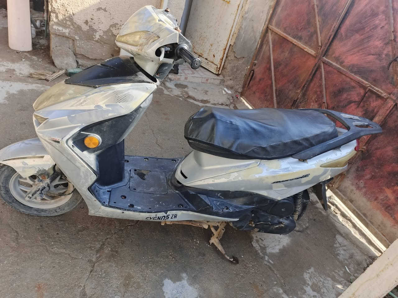 سلام عليكم دراجه سكنس سلف هندر شغال دراجه ما مفتوحه 
كلجات جدد أمامي وخلفي دراجه جاهزه عنواني بصره 
أبي الخصيب رقم هاتف ***********
