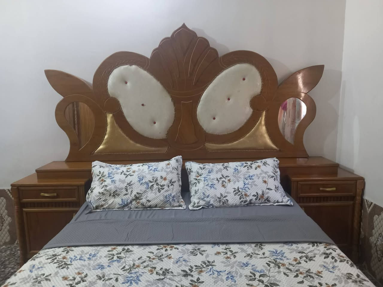 السلام عليكم غرفه اخشاب مستخدمه استخدم قليل (احطاطه) البيع ***********
