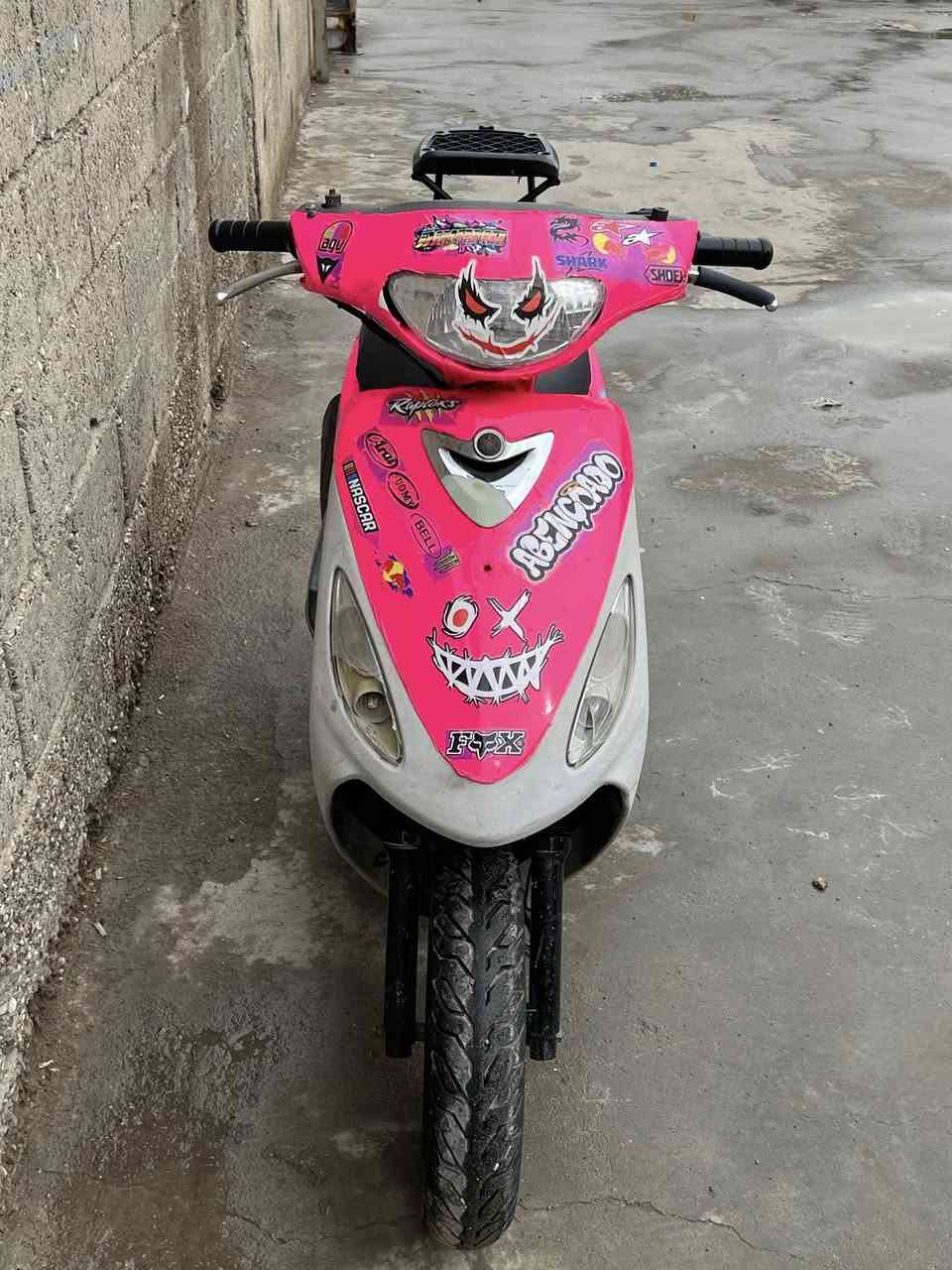 1
السلام عليكم ورحمة الله وبركاته 
دراجة ماكس منغولي للبيع 
سعرها 400 الف مكانها بغداد منطقة الكمالية

الدراجة لونها لبلادي ابيض وهذا فابلون لاسق اني مسوي بيدي 
مكينة مفتوحة بس الله شاهد مكينتها تخبل وخير من الله 
عليها صالنصة FM رياضي 
دراجة حلوة ومنصوبة وما متعوبة من الشغل للبيت حتى مكانات بعيدة ما اطلع بيها 
بيها نقوصات بسيطة ما تكلف 50 الف بس اني ماعندي مجال اسويهن واصلاً ما موگفاتها 
والدراجة شوكت ما تجي تريد تشغلها هندر واحد وبعز البرد هم كذالك هندر واحد تشتغل 
يعني من الاخير دراجة حلوة ومو مال بياع شراي 
يعني مال واحد يجنيها امانة الله الدراجة تاخذها تترحملي عليها 

نقوصاتها 
بريك امامي ينرادلة فقط قمچي
والسلف مالها واگف ينرادلة تبديل 
الاشاير مال صفحة اليمنى امامي وخلفي والسطاب بريك واگفات 
والدشبول ينرادلة تبديل 
يعني هاي الهوسة كلها ما تكلفك 50 الف 
وهاي النقوصات تنزل من سعرها واني خادم 

رقمي *********** بي واتساب 
ومتواجد عالماسنجر
