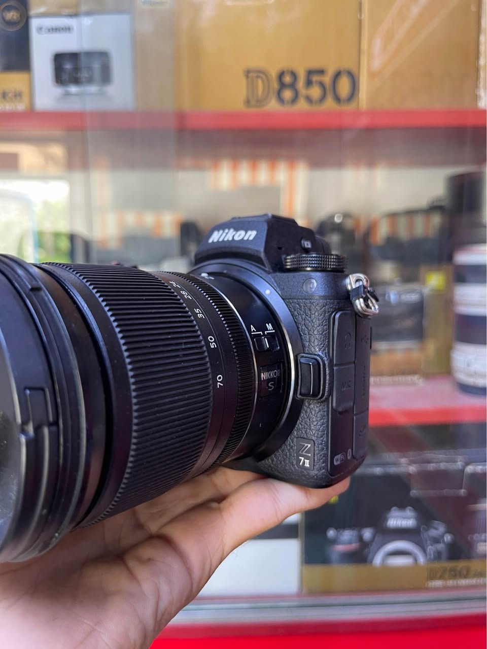 نيكون z7 ll مع عدسة 24.70 f4 شتر 12k
عداد الشتر و نضافه الكاميرا و العدسه موضحه بالصور
ملاحضه العدسة بيها لثم صغير ما مأثر على عدسة ابد موجوده الصوره
الملحقات كارتونه و شاحنة و بطارية و حزام و كيبل نقل
سعرها 2.650.000 كامله 
مركز شدن / بغداد باب الشرقي / مقابل حديقة الامة
*********** بغداد, العراق
