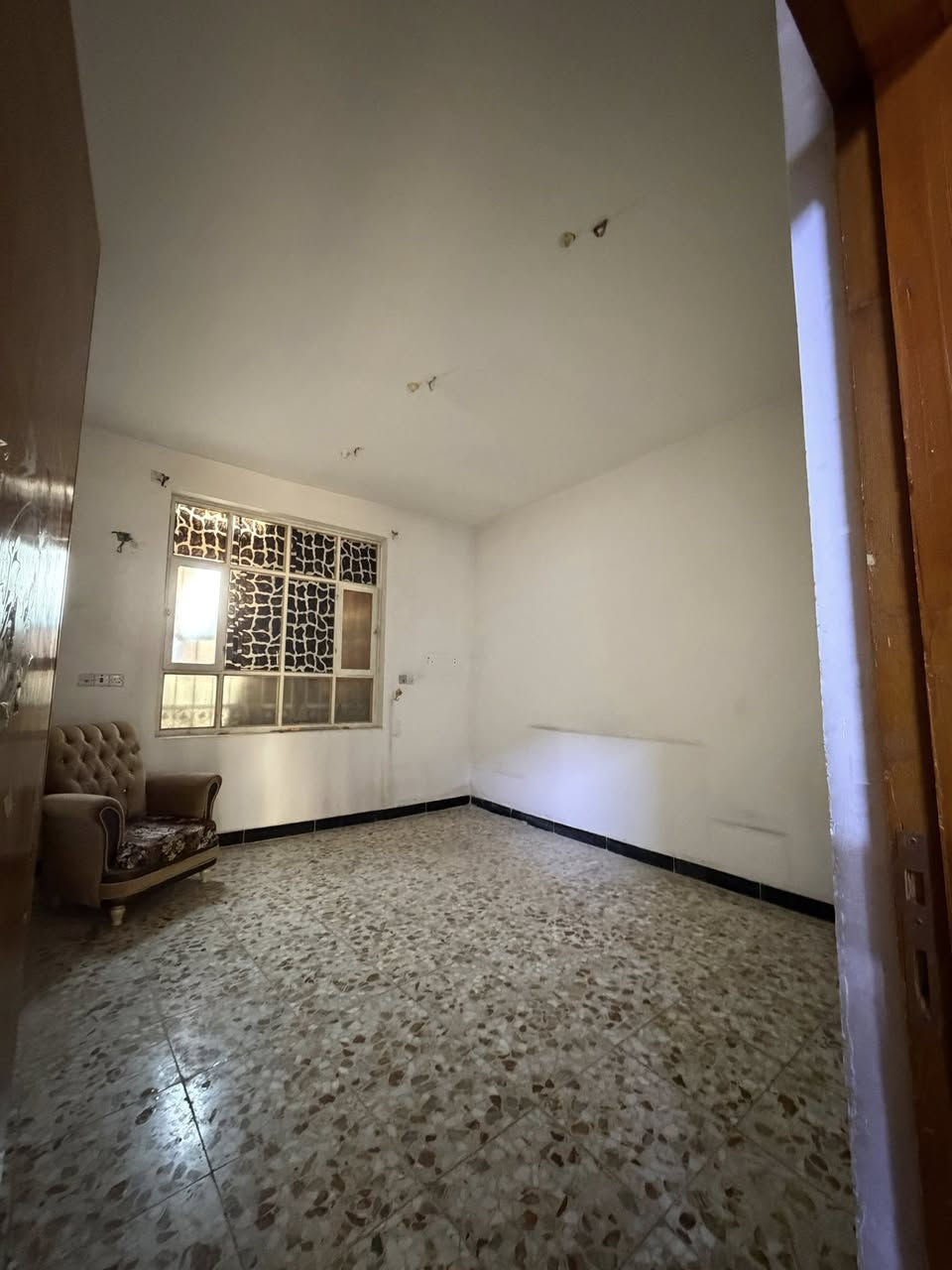 🏡دار للأيجار 🏡.
المساحة :: 125 متر 

📍موقع الدار :: ابي غرق حي الحسين قرب اسواق العائلة 

🚫طابق واحد :: غرفه / هول / صالة / مطبخ / صحيات داخليه وخارجيه / كراج / منور 
————————————————-
للاستفسار مراسلة الصفحه 
او الاتصال على الارقام 
 0️⃣7️⃣7️⃣2️⃣6️⃣9️⃣9️⃣8️⃣2️⃣9️⃣2️⃣
                   سيد محمد الحلو 
 0️⃣7️⃣8️⃣1️⃣0️⃣8️⃣4️⃣8️⃣3️⃣0️⃣3️⃣
———————————————— 
                
                     القلم للعقار
📍 عنوان المكتب - ابي غرق - حي الحسين - قرب مشروع الماء
