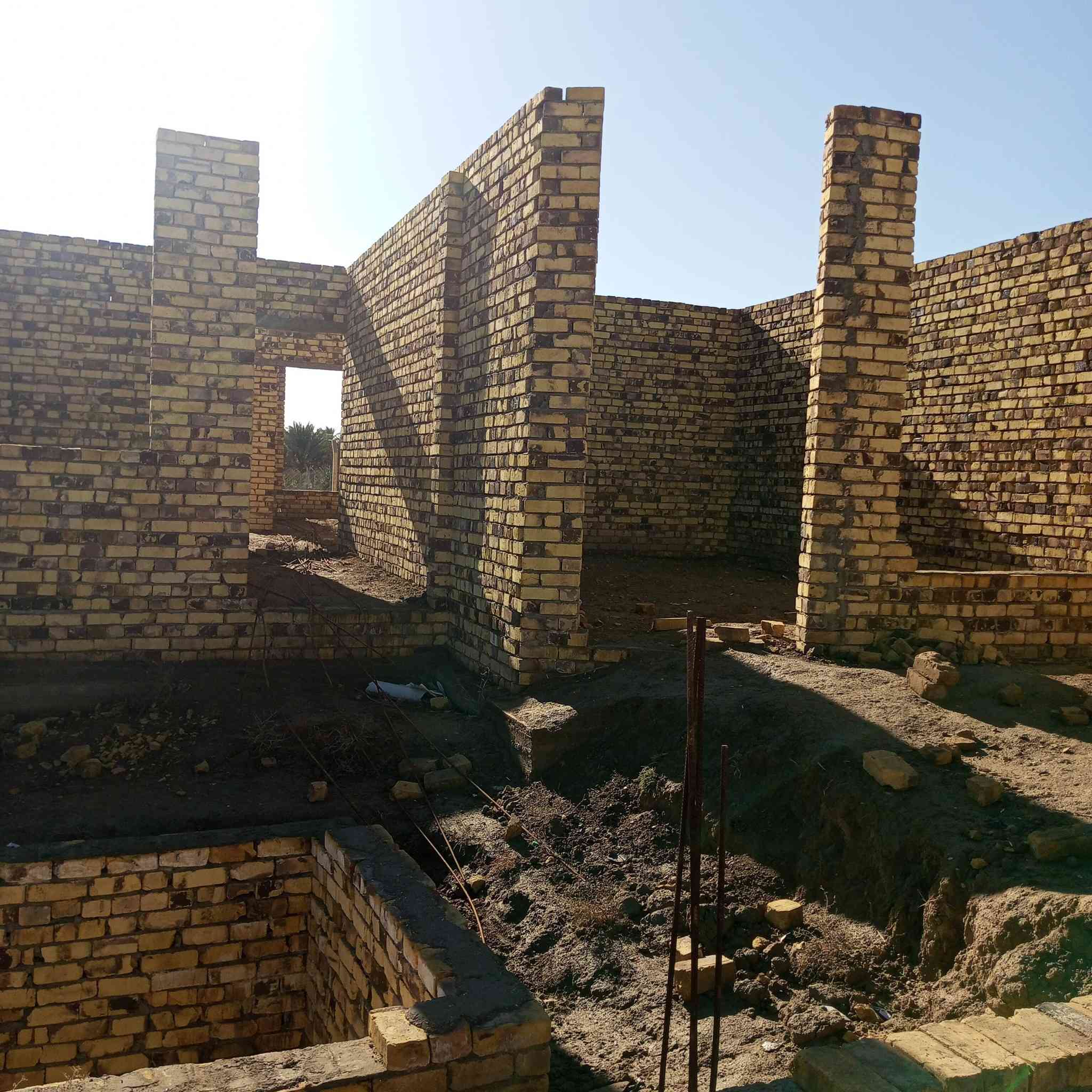 سلام عليكم هيكل للبيع يحتوي على غرفتين نوم 5في 4 وصاله 8في 4 ومطبخ 4في 4ونص  واستقبال 7في 4 ومجمع صحيات داخلي وخارجي المساحه 230متر استفسار على هذا رقم *********** غير متواجد على فيس
