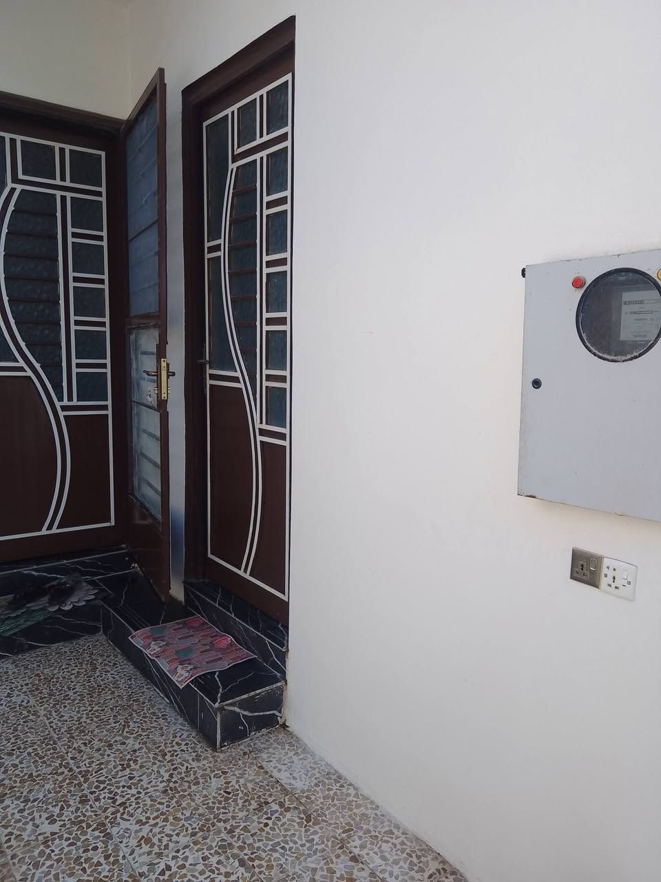 بيت طابق واحد ركن مساحته 135 متر سند 25الأرض زراعي بستان  ملك صرف يحتوي الدار علي غرفتين نوم واستقبال فقط  و مطبخ سيراميك و حمام و مرافق سيراميك ومناور 2 والسطح كاشي وخدمات كامله كهرباء وماء وتبليط السعر 105 قابل للتفاوض  العنوان مزارع زيونه   مقابل المرور رقم تلفون *********** كورك  وتلفون زين ***********
