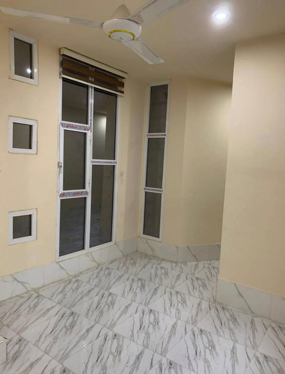 للبيع بيت في منطقة حي النفط الجديد ال٣٦ 
مساحة ٢٢٠ متر 
بناء سنه ٢٠٢٣ طابقين 
٥ غرف نوم 
صاله عدد٢
مجمع صحي عدد ٣
استقبال 
مطبخ 

مكتب ظلال الخير 
بدايه شارع الفنادق مقابل صيدلية المراد 
***********
