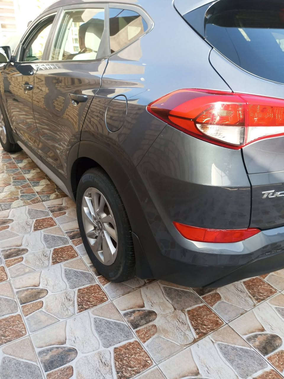 سلام عليكم هونداي توسان ٢٠١٨ محرك ٢٠٠٠ رقم قادسيه دولي بأسمي هزه جديده وارد امريكي حادث فقط بنيد اصلي بدون دواخل عداد المسافه ٨٢ الف مواصفات  فوريل ويل ٣ وضعيات قياده شاشه كامره خلفيه  كشن كهربائي + تدفئه   مانع انحدار  جاهزه من جميع النواحي استعمال قليل السعر 150$ مكان الديوانيه رقم الموبايل ***********
