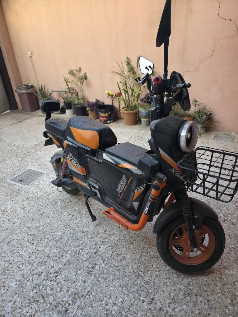 ماطور شحن x900 
٥ بطاريات 
سويج بصمة عدد ٢
سماعة بلوتوث 
لايتات فول كاملة 
دراجة كاملة وجديدة مشتري صارلة سنة متروكة مستخدم ققط ٣ اشهر تقريبا
*********** كركوك, العراق
