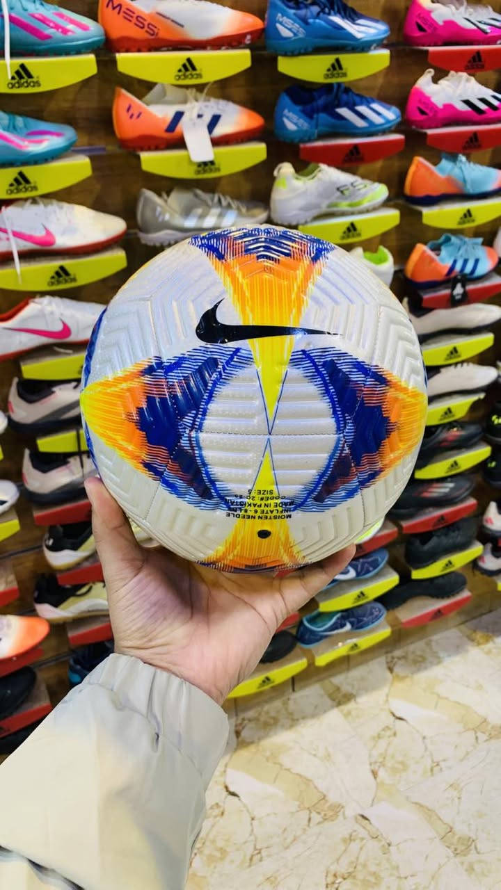 كرات قدم اصلية كرستال 
السعر قمبلة 
١٠ الف فقط 
هيت مقابل مول الغزال تجهيزات المايسترو 
محل  عبودي يوسف /***********
