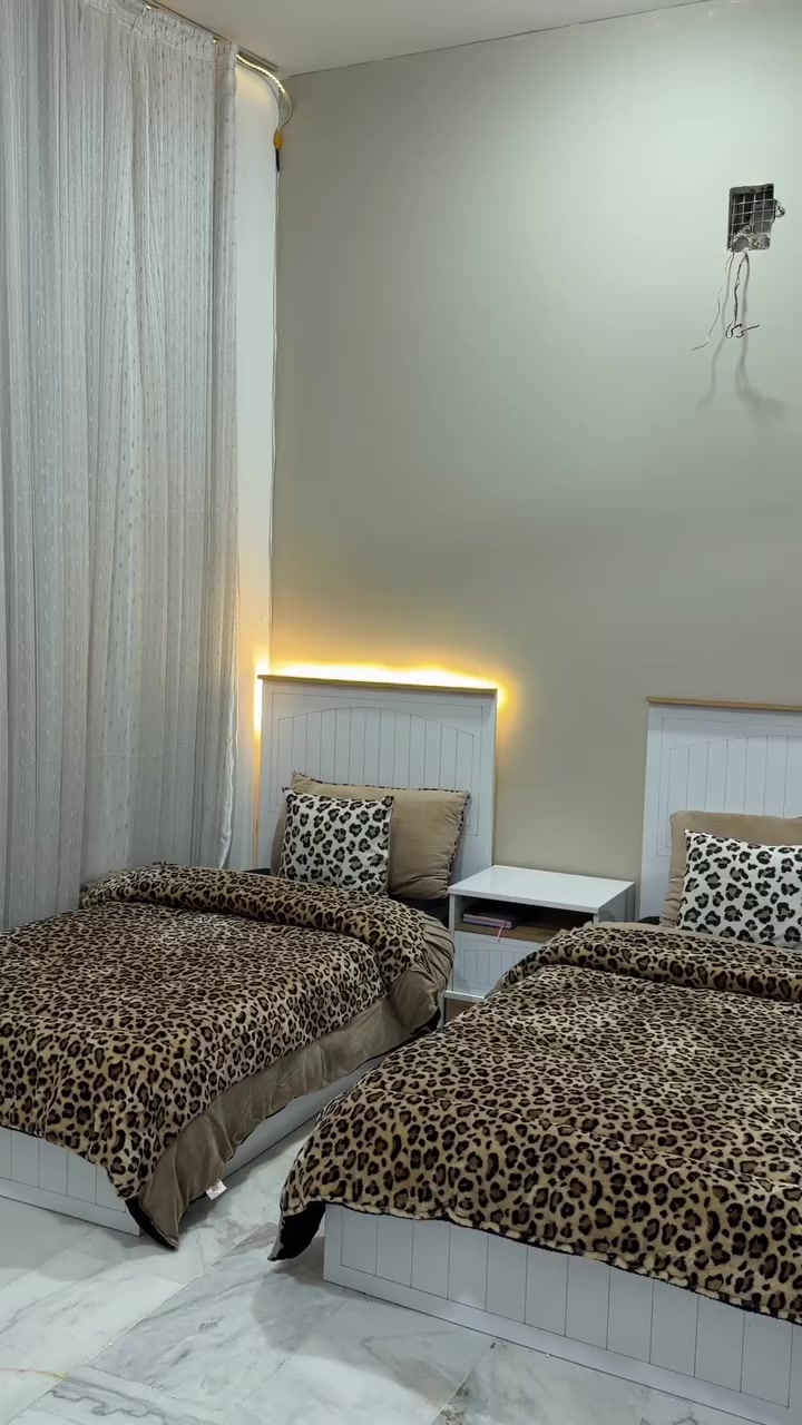 غرفه شبابيه للبيع بسعر مناسب تتكون من سريرين كنتور كومدي مكتبه ميز تواليت .
للاستفسار 

+964 770 834 3203


**إذا كنت صاحب هذا الإعلان وتريد حذفه لأي سبب، رجاءا أرسل رسالة إلى الدعم الفني**