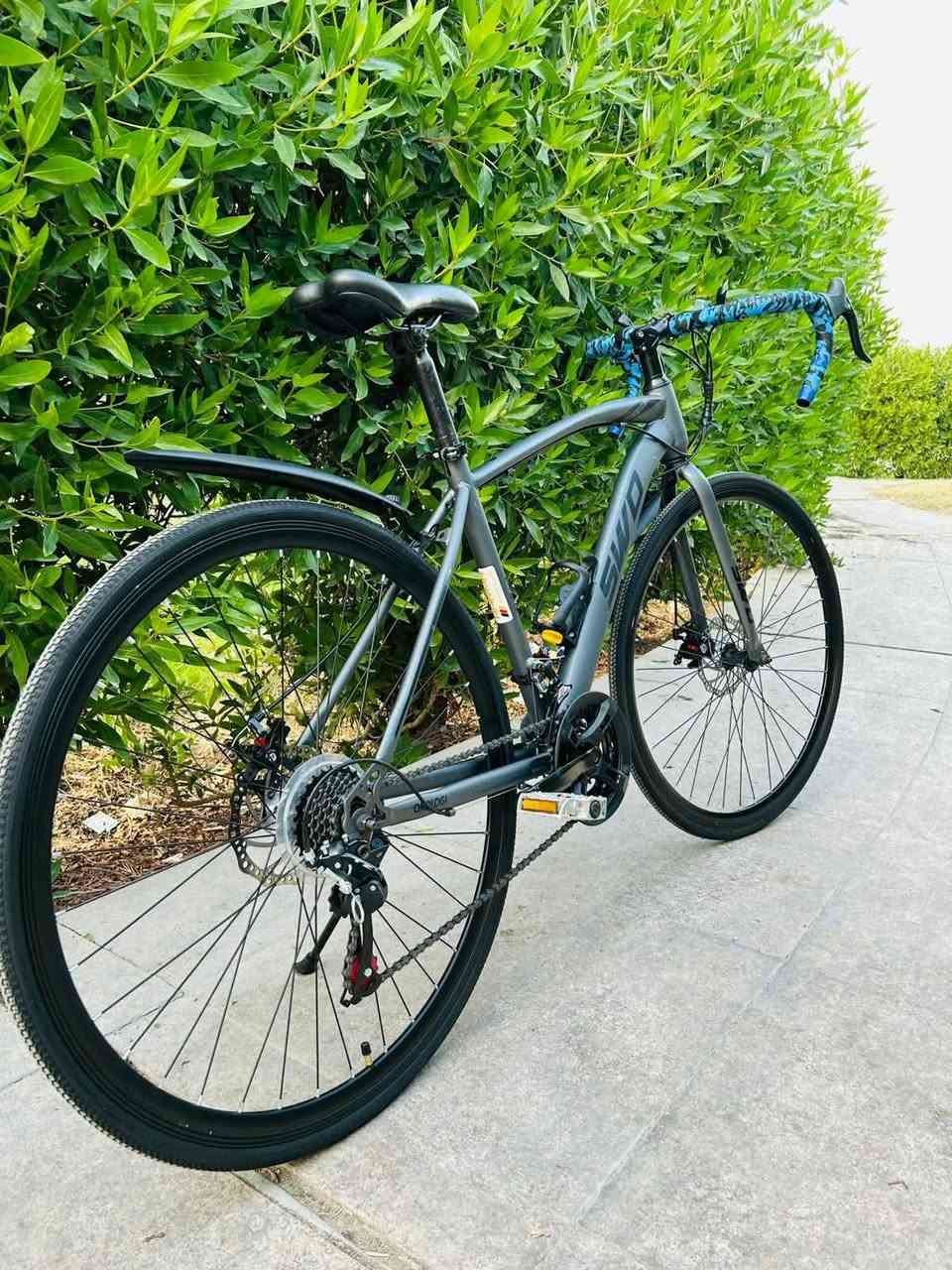 دراجة رود SWD Gravel / Road Bike » للبيع او مراوس «
🚴 الماركة: SWD
🚴 النوع: Gravel Bike 
🚴 الهيكل: ألمنيوم خفيف 
🚴اللون: رمادي طافي 
🚴 المقاس: M
🚴 العجلات: 700C
🚴السرعات: نظام تروس أمامي وخلفي(3×7)
🚴 الناقلات: L-TWOO + Hongwei
🚴 الفرامل: Disc Brake أمامي وخلفي
🚴 المقود: Drop Bar احترافي
🚴 حجم الإطار: 28

السعر : 300


**إذا كنت صاحب هذا الإعلان وتريد حذفه لأي سبب، رجاءا أرسل رسالة إلى الدعم الفني**