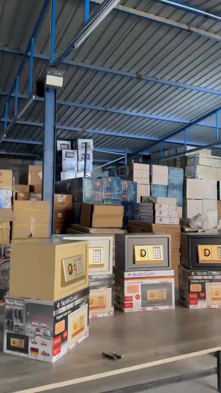 اصة حجم صغير من سلفر كلاس

المميزات:

قاصة مثالية للاستخدام المنزلي

يوفر صندوق لحفظ الآمن

هيكل خارجي من المعدن عالي الجودة

يمكن وضع رمز حماية مكون من 1-8 أرقام

بطانة من السجاد في الجزء السفلي الداخلي لحماية مجوهراتك وساعتك الثمينة وبطاقتك وأموالك من أي تلف أو ضرر

القاصة مقاومة للحرائق

الوزن:4.5kg

أبعاد المنتج: الارتفاع: 20 سم الطول:20 سم العرض:30 سم

طريقة برمجة الكود:

1. افتح باب الخزانة

2. اضغط على الزر الأحمر الموجود في الجزء الخلفي عند المفصل لغاية سماع صفرتين مع إضاءة الضوء الأصفر

3. أدخل الرمز الذي تود أن تعتمده للخزانة يمكن استخدام 1 الى 8 ارقام

4. تأكيد الرمز اضغط على حرف A

5. خلال 15 ثانية ستصدر الخزانة صوت تصفير مرتين مع اضاءة الضوء الاصفر

6. تم الان ضبط الرمز الشخصي للخزانة الخاص بك

الملاحظات:

لفتح الخزانة قم بأزالة الغطاء البلاستيكي الصغير بعدها ادخل المفتاح ادر بعكس اتجاه عقارب الساعة و أدر المقبض مع عقارب الساعة ( أي بالاتجاه المعاكس )

عند نفاد البطارية يتم تشغيل إضاءة باللون الاحمر

لا تقوم بخزن المفتاح داخل الخزانة


**إذا كنت صاحب هذا الإعلان وتريد حذفه لأي سبب، رجاءا أرسل رسالة إلى الدعم الفني**