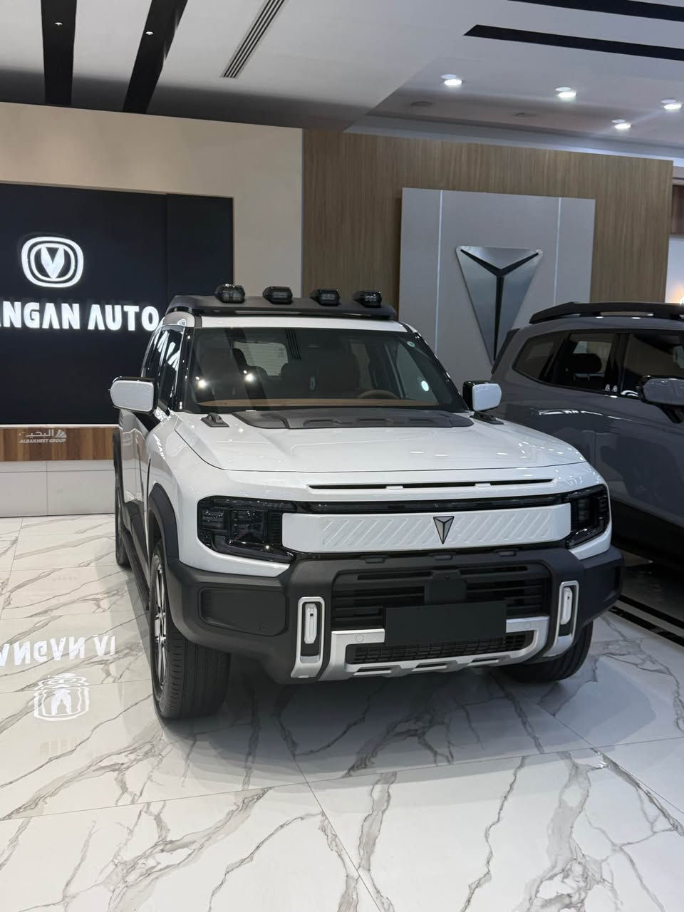 إليك مواصفات سيارة شانجان ديبال G318 (Changan Deepal G318) بشكل مفصل — هي SUV هجينة بمدى ممتد (EREV) بتصميم قوي وتجهيزات متقدمة:  ￼

🚙 المحرك ونظام الدفع
 • نوع السيارة: SUV كهربائية بمدى ممتد (EREV) — نظام هجين كهربائي مع محرك بنزين كمولد.  ￼
 • المحرك البنزين: 1.5 تر توربو (للمدى الممتد).  ￼
 • المحرك الكهربائي: نظام مزدوج (أمامي + خلفي) بقوة إجمالية 423 حصان تقريبًا (≈424 حصان).  ￼
 • العزم: حوالي 572 نيوتن·م.  ￼
 • ناقل الحركة: E-CVT (سرعة واحدة إلكترونية).  ￼
 • الدفع: دفع رباعي (4WD).  ￼
 • تسارع 0-100 كم/س: حوالي 5.9 ثانية في النسخ القوية.  ￼
 • السرعة القصوى: حوالي 185 كم/س.  ￼

🔋 البطارية والمدى
 • بطارية: حوالي 35.07 كВт·س (بطارية LFP).  ￼
 • شحن سريع: دعم لشحن 30 – 80 % في وقت قصير (مثلاً ~15-30 دقيقة حسب المصدر).  ￼
 • مدى كهربائي كامل: قد يصل إلى حوالي 140-190 كم (حسب نمط القيادة والسوق).  ￼

📏 الأبعاد
 • الطول: ~5125 مم.  ￼
 • العرض: ~2025 مم.  ￼
 • الارتفاع: ~1950 مم.  ￼
 • قاعدة العجلات: ~2880 مم.  ￼
 • خلاء الأرض (Ground Clearance): ~210 مم.  ￼
 • حجم الصندوق: حوالي 818 لتر.  ￼

🛋 التجهيزات الداخلية
 • شاشة وسطية كبيرة 14.6 إنش (دوارة).  ￼
 • نظام صوتي 16 سماعة.  ￼
 • مقاعد أمامية قابلة للتبريد مع مساج.  ￼
 • شاحن لاسلكي 50 W.  ￼
 • كاميرات 540° لإظهار محيط السيارة.  ￼
 • مفتاح ذكي، بلوتوث، ، نظام ترفيه متصل (4G, Wi-Fi).  ￼
 • أنظمة مساعدة ذكية: حساسات وقوف، مستشعرات ضوء ومطر.  ￼

🛡 السلامة وأنظمة القيادة
 • وسائد هوائية للسائق والركاب + جانبية .  ￼
 • نظام تثبيت السرعة التكيفي (Adaptive Cruise Control – ACC).  ￼
 • نظام تثبيت على الطريق، مراقبة النقطة العمياء، التنبيه عند مغادرة الحارة.  ￼
 • أنظمة ABS, EBD, ESP, HAC, HDC, TSC.  ￼

💡 الخلاصة

شانجان ديبال G318 هي SUV هجينة كهربائية بمدى ممتد (EREV) قوية الأداء، مناسبة للطرق العادية والوعرة، مع تجهيزات داخلية وتجهيزات ذكية كبيرة وتكنولوجيا حديثة في هذه الفئة السعرية.   
للاستفسار اكثر زياره موقعنا الكائن 
بغداد /سريع الدوره /محاور محطه وقود شواطئ دجله 

***********
*********** بغداد, العراق
