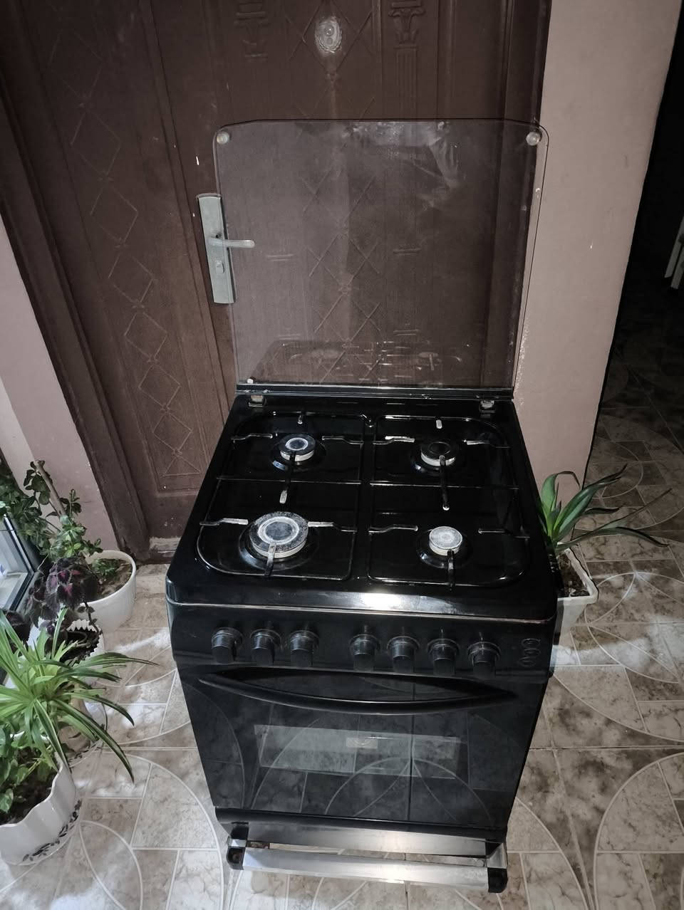 ئەم تەباخە بۆ فرۆشتن بێ عەیبە فرنەکەشی ئیشەکات 70هەزار ژێرەکەشی تایە ***********
